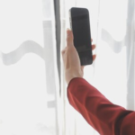 “تحكم فائق بالستائر: انسيابية وتوفير مع نظام المنزل الذكي